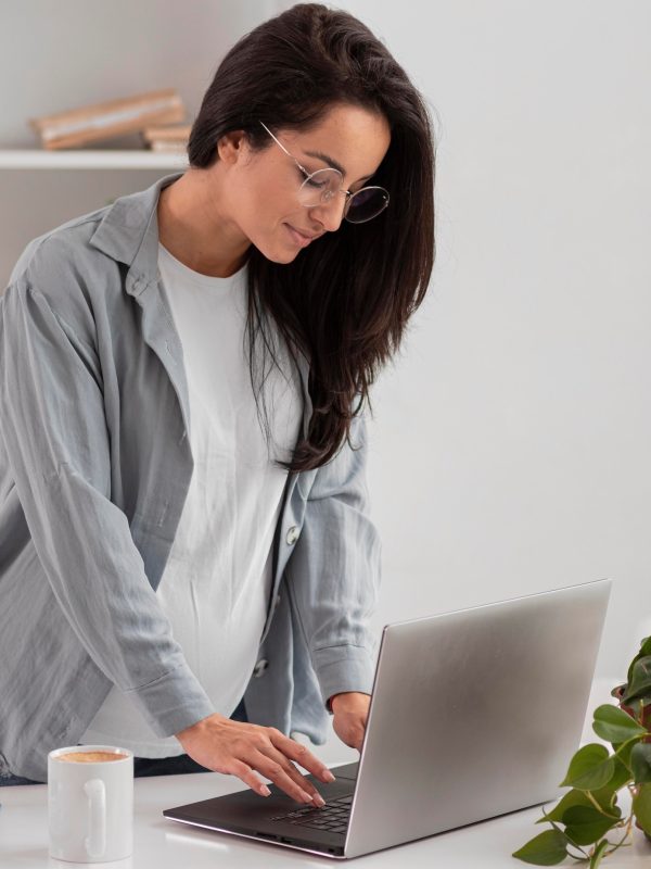 mujer-que-trabaja-computadora-portatil-casa-embarazo_23-2148765077